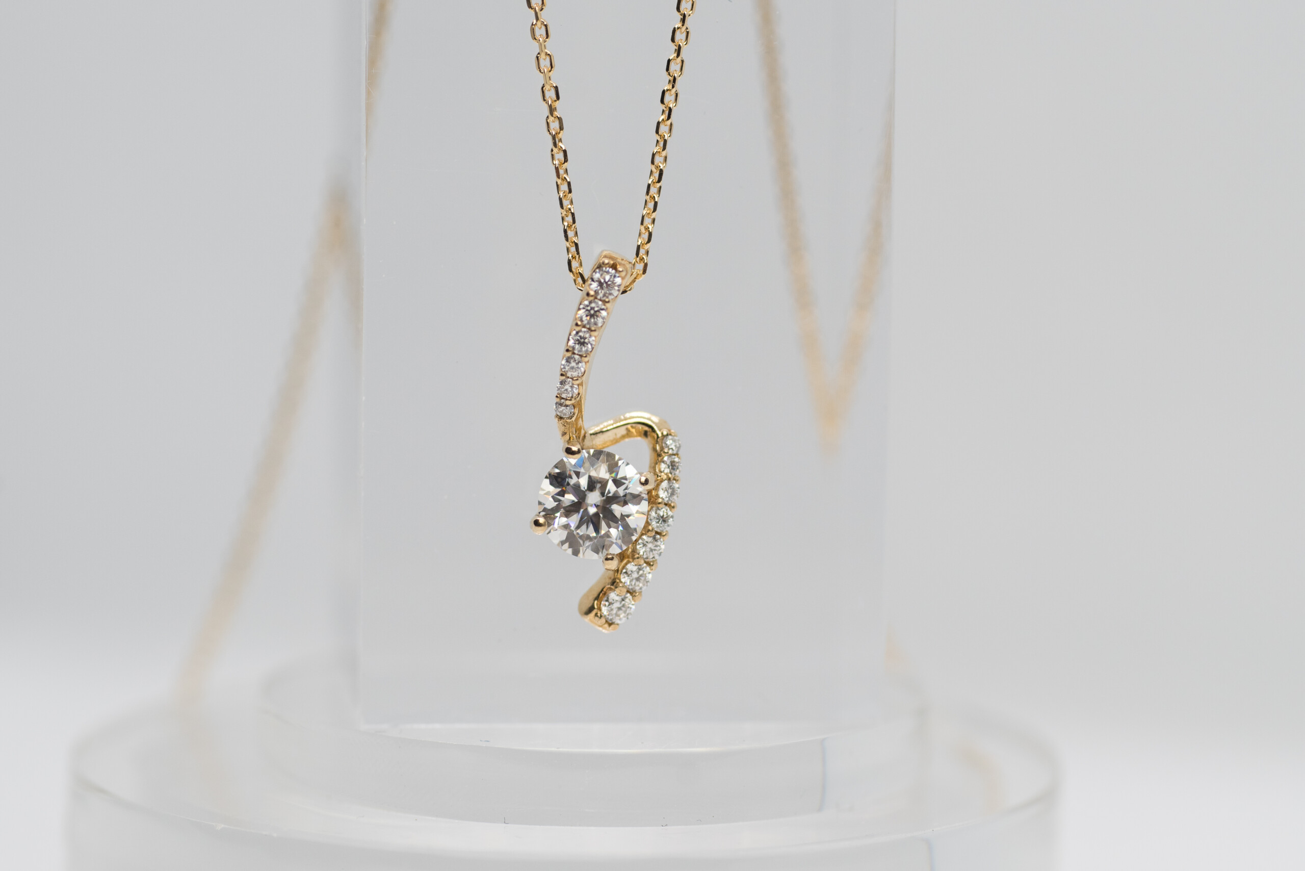 Zlatý prívesok "S" s moissanitmi